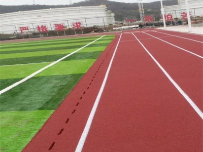 为什么每个学校球场都换上了塑胶跑道材料？